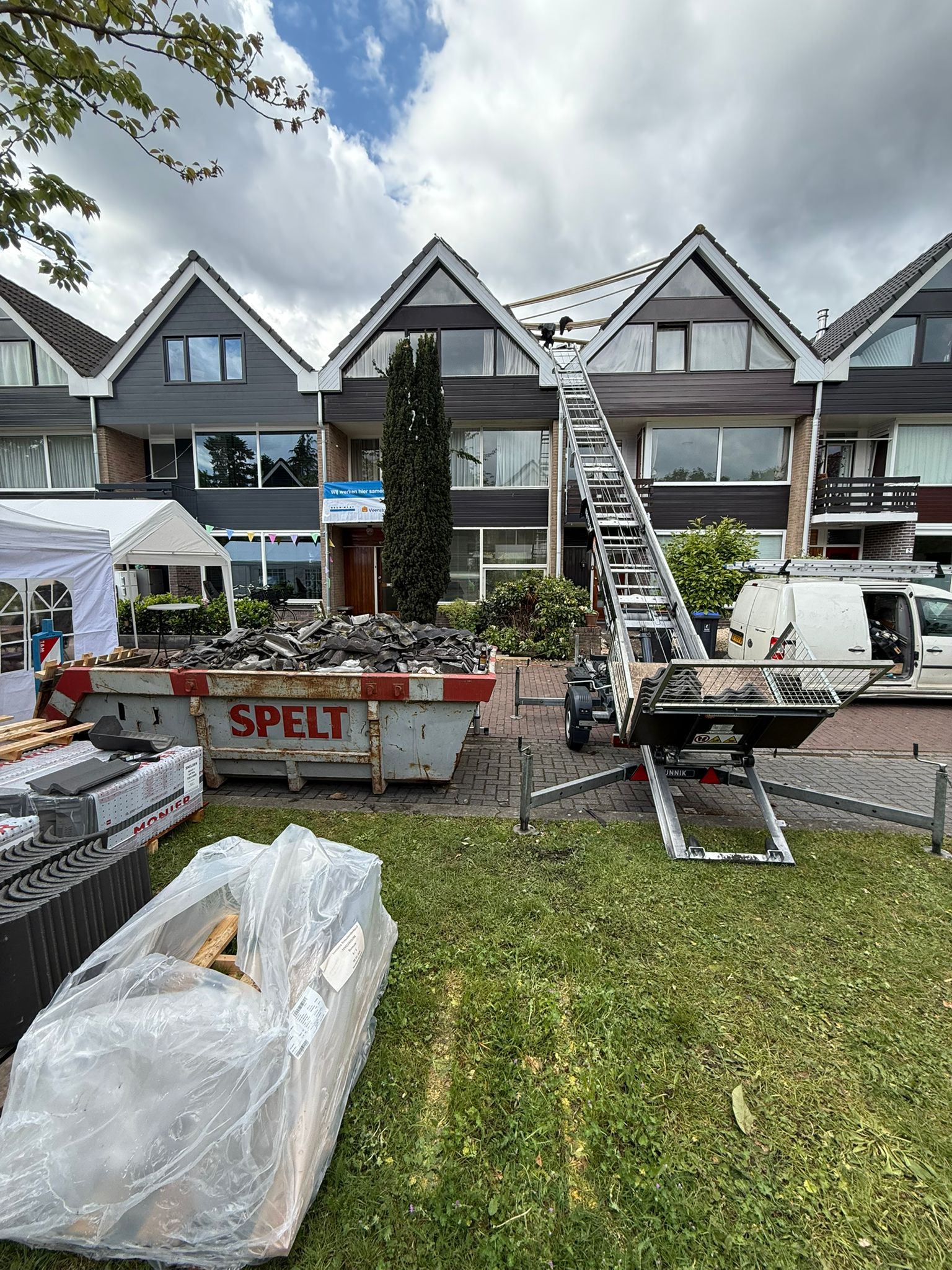 Groot project met steiger voor dakterras