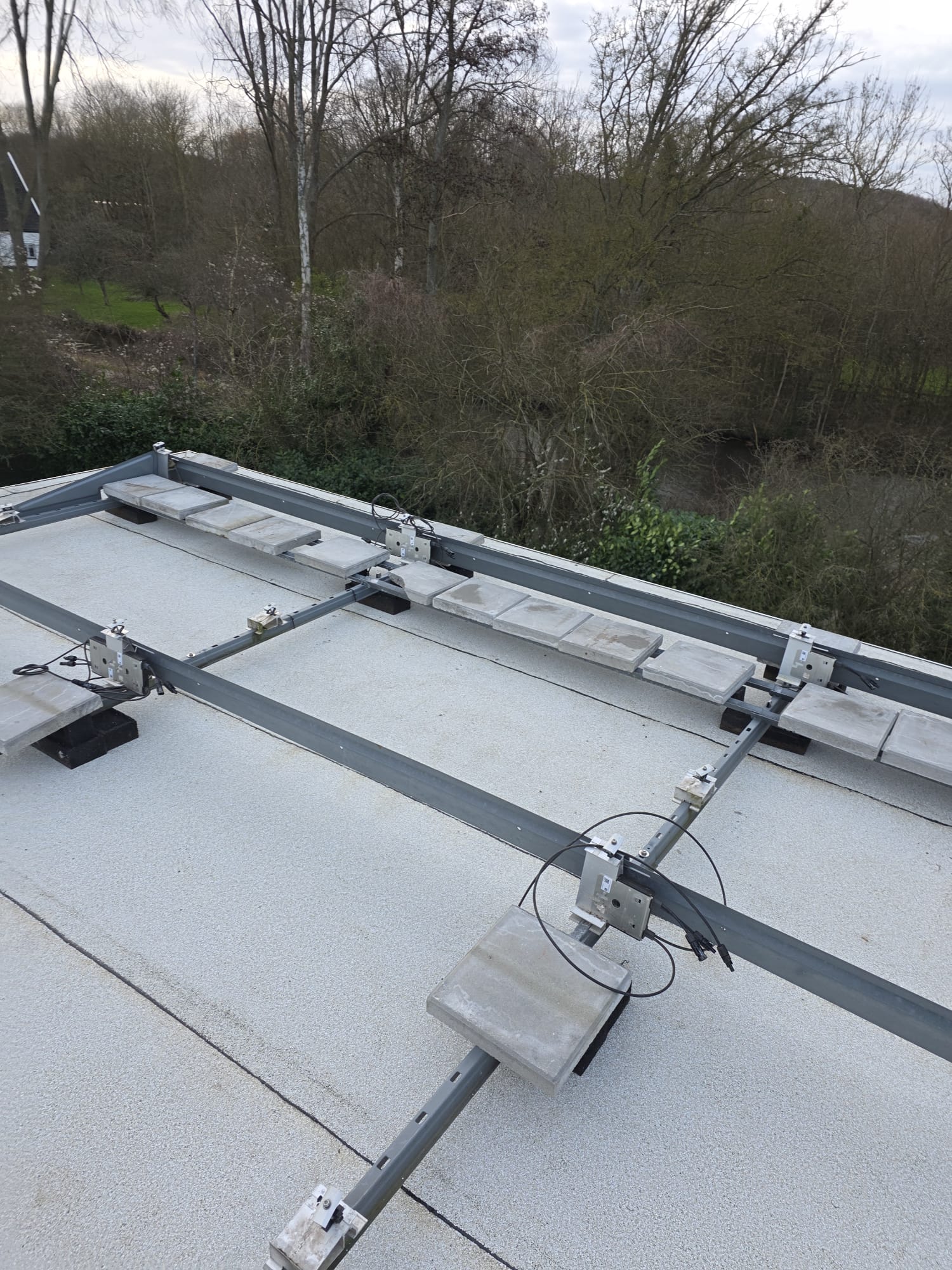 Zonnepanelen montagesysteem op EPDM platdak