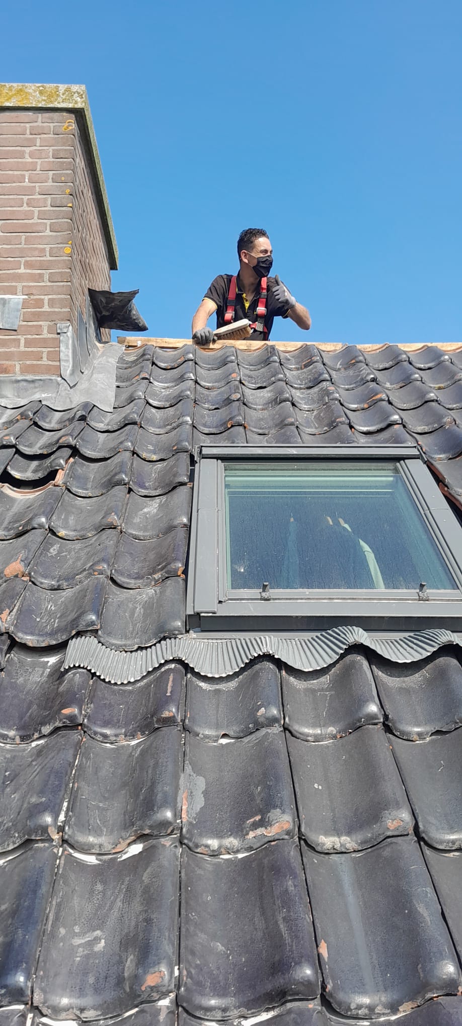 Vakman op de nok aan het werk